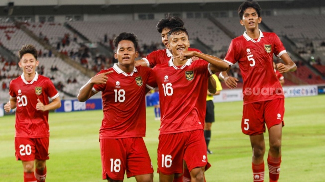 Pesepak bola Timnas Indonesia U20 Toni Firmansyah (nomor 18) berselebrasi dengan rekan setimnya usai berhasil mencetak gol saat pertandingan U20 International Friendly Match antara Indonesia U20 dan Thailand U20 di Stadion Utama Gelora Bung Karno (SUGBK), Jakarta, Jumat (26/1/2024). [Suara.com/Alfian Winanto]