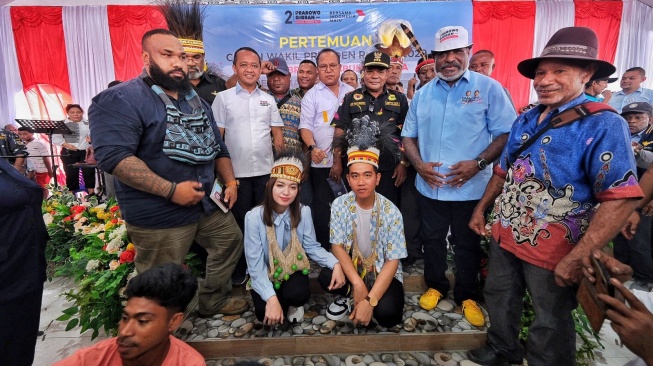 Gibran Rakabuming Raka saat bertemu dengan tokoh adat Papua di Kampung Sere, Jayapura, Jumat (26/1/2024). (Dok: Istimewa)