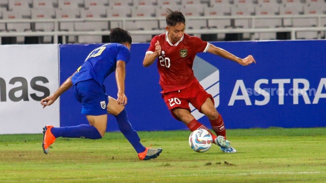 Pesepak bola Timnas Indonesia U20 Arlyansyah Abdulmanan berusaha melewati pemain Thailand saat pertandingan U20 International Friendly Match antara Indonesia U20 dan Thailand U20 di Stadion Utama Gelora Bung Karno (SUGBK), Jakarta, Jumat (26/1/2024). [Suara.com/Alfian Winanto]