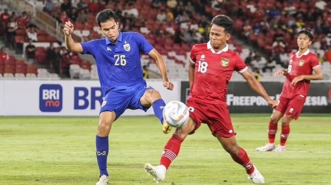 Pesepak bola Timnas Indonesia U20 Toni Firmansyah (kanan) berebut bola dengan pesepak bola Timnas Thailand U20 Puttaraburin Jannawan (kiri) pada laga persahabatan di Stadion Utama Gelora Bung Karno, Jakarta, Jumat (26/1/2024). ANTARA FOTO/Asprilla Dwi Adha/Spt. 