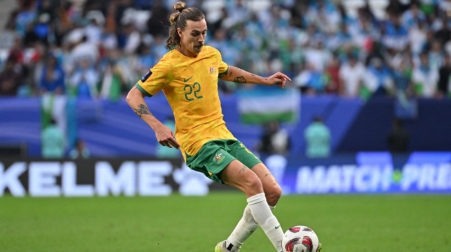 Gelandang Timnas Australia, Jackson Irvine tampil di Piala Asia 2023. [HECTOR RETAMAL / AFP]