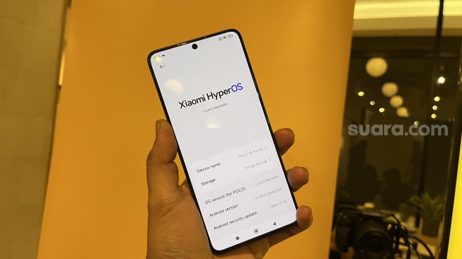 Sistem operasi terbaru Xiaomi, HyperOS, muncul di dalam HP Poco X6 Pro 5G yang mana baru sekadar dipamerkan di area Indonesia pada Hari Jumat (26/1/2024). [Suara.com/Dicky Prastya]