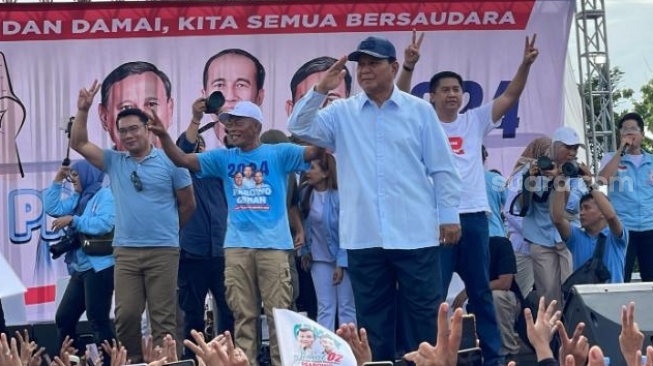 Calon presiden nomor urut 2 Prabowo Subianto mewanti-wanti pendukung untuk waspada saat kampanye akbar, Sabtu (27/1/2024). (Suara.com/Novian)