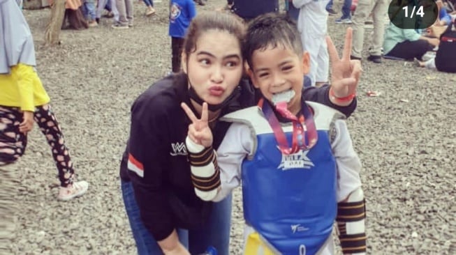 Shyalimar Malik dan anaknya usai pertandingan taekwondo (Instagram/@shyalimarmalik)