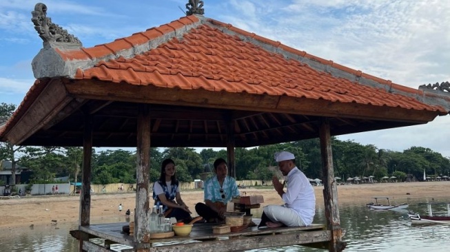 Nikmati Wisata Kebugaran di Bali Bareng Selvi Ananda, Gibran Minum Jamu