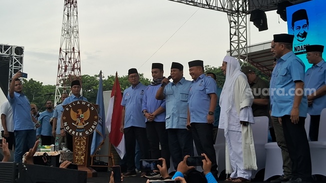 Datang ke Seang, Mantan KSAD Dudung Abdurachman dan Boy Rafli Amar Dukung Prabowo-Gibran