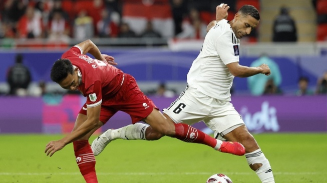 Bek Timnas Indonesia, Rizky Ridho (kiri) tampil di Piala Asia 2023 Qatar. [KARIM JAAFAR / AFP]