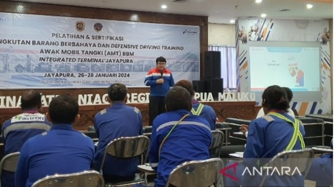 Jr Analyst I Health Safety Security Environment (HSSE) PT Pertamina Patra Niaga Regional Papua Maluku Muhammad Indera Nashri saat memberikan materi kepada para AMT di Jayapura, Papua, Jumat (26/1/2024). [ANTARA/Qadri Pratiwi]