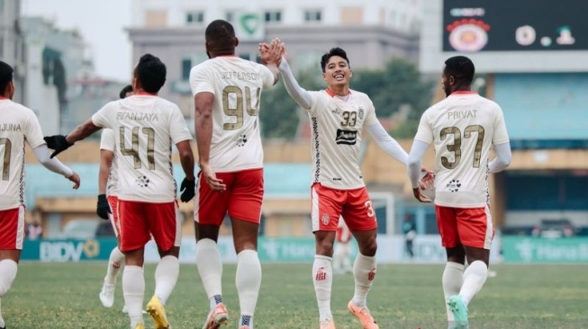 Para pemain Bali United tampil di laga uji coba melawan Hanoi FC di Vietnam, Sabtu (27/1/2024). [ANTARA/HO-Bali United]