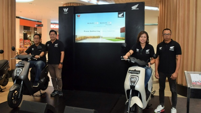 Silakan menuju lokasi test ride pada salah satu mall terkenal Ibukota Indonesia untuk mencoba Test ride  Honda EM 1 e: [PT Wahana Makmur Sejati]