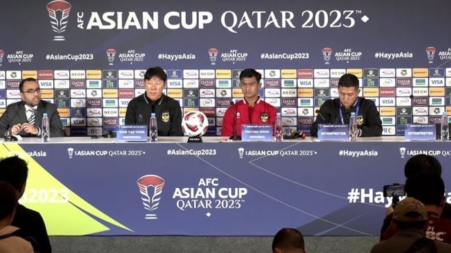 Pelatih Timnas Indonesia, Shin Tae-yong (kedua dari kiri) dan bek sayap Pratama Arhan (kedua dari kanan) menghadiri konferensi pers jelang laga Piala Asia 2023 kontra Australia di Al Rayyan, Qatar. [doc. AFC]