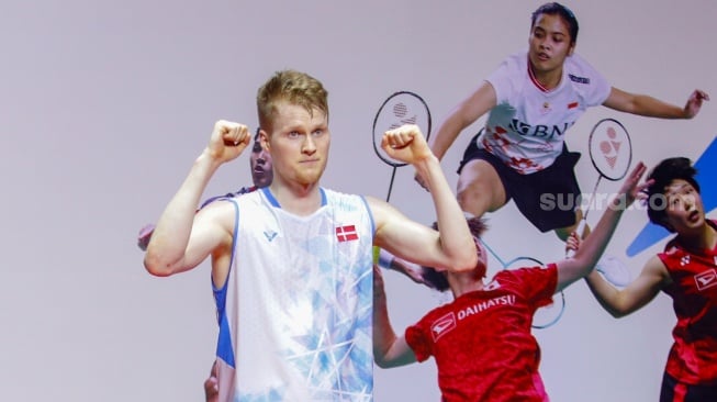 Pebulu tangkis Tunggal Putra Denmark Anders Antonsen selebrasi usai menjuarai turnamen Indonesia Masters 2024 di Istora Senayan, Jakarta, Minggu (28/1/2024). [Suara.com/Alfian Winanto]