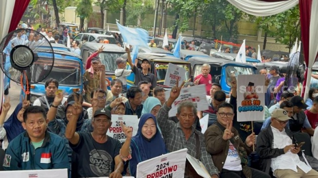 Para sopir bajaj yang tergabung dalam Relawan Arus Bawah saat mendeklarasikan dukungan ke Prabowo-Gibran di Kertanegara, Jaksel. (Suara.com/M Yasir)