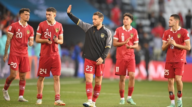 Pelatih Timnas Indonesia Shin Tae-yong (kanan) memberi arahan kepada pemainnya saat melawan Timnas Australia pada babak 16 besar Piala Asia 2023 di Stadion Jassim Bin Hamad, Doha, Qatar, Minggu (28/1/2024). ANTARAFOTO/Yusran Uccang/nym.