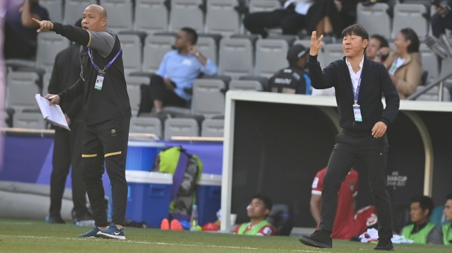 Pelatih Timnas Indonesia Shin Tae-yong (kanan) memberi arahan kepada pemainnya saat melawan Timnas Australia pada babak 16 besar Piala Asia 2023 di Stadion Jassim Bin Hamad, Doha, Qatar, Minggu (28/1/2024). ANTARAFOTO/Yusran Uccang/nym