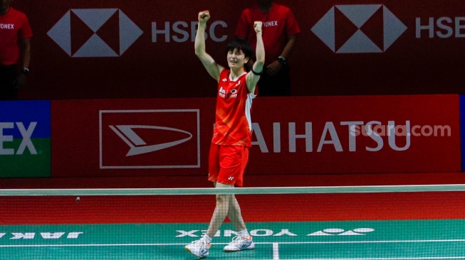 Pebulu tangkis Tunggal Putri Cina Wang Zhi Yi berselebrasi usai mengalahkan Tunggal Putri Jepang Nozomi Okuhara dalam Final turnamen Indonesia Masters 2024 di Istora Senayan, Jakarta, Minggu (28/1/2024).  [Suara.com/Alfian Winanto]