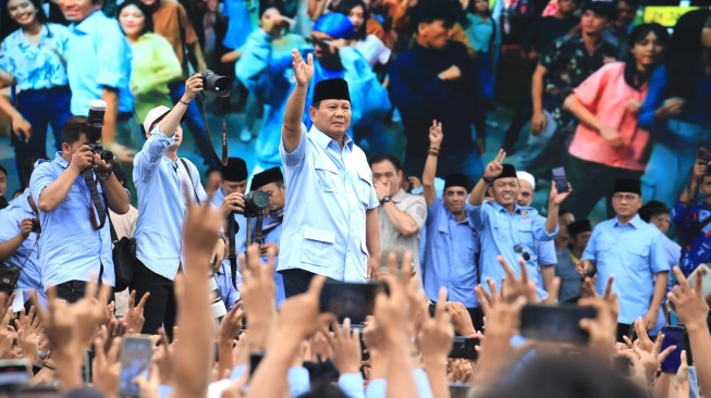 Prabowo Subianto menghadiri acara bersama relawan Nderek Guru (Ndaru) bertajuk “Ndaru Bershalawat Bersama Seribu Ulama dan Sejuta Santri untuk Pemilu Damai" di Stadion Maulana Yusuf, Serang, Banten, Sabtu (27/1/2024). (Istimewa)