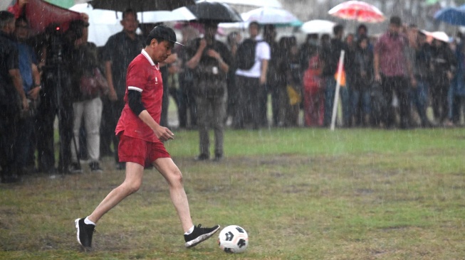 Jokowi Main Sepakbola. (Dok. Twitter/JokoWidodo)