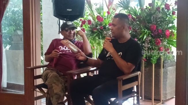 Fajar Bustomi dan Pidi Baiq di film Dilan saat konferensi pers di Duren Tiga, Jakarta Selatan pada Sabtu (27/1/2024) [Suara.com/Rena Pangesti]