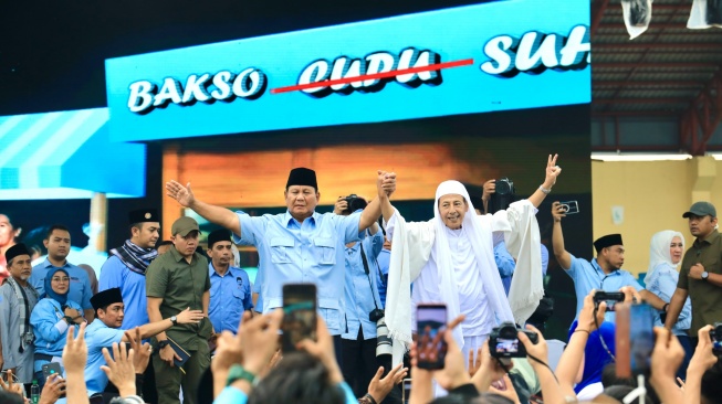 Prabowo Subianto bersama Habib Luthfi di acara "Ndaru Bersholawat Bersama Seribu Ulama & Sejuta Santri untuk Pemilu Damai" di Stadion Maulana Yusuf, Serang, Banten, Sabtu (27/1/2024). (Istimewa)