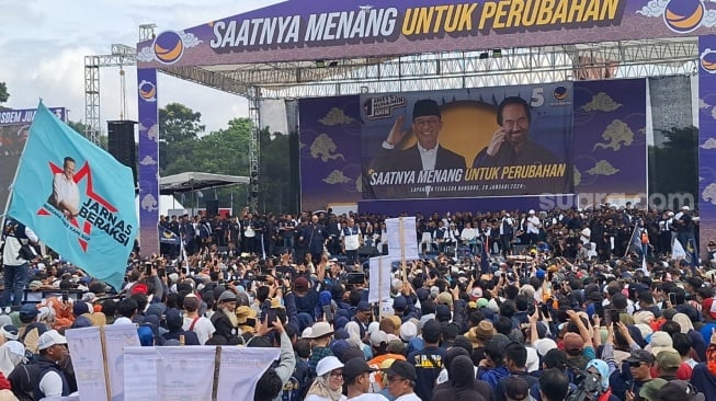 Lautan Massa Penuhi Lapangan Tegalega Sambut Anies, Surya Paloh Makin Pede Hadapi 14 Februari [Suara.com/Rahman]