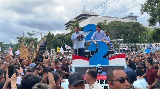 Capres - Cawapres Prabowo Subianto dan Gibran Rakabuming Raka gelar kampanye akbar di Semarang, Jawa Tengah. (Suara.com/Novian)