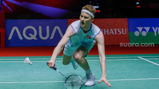 Pebulu tangkis Tunggal Putra Denmark Anders Antonsen saat bertanding dengan Tunggal Putra Kanada Brian Yang pada pertandingan final turnamen Indonesia Masters 2024 di Istora Senayan, Jakarta, Minggu (28/1/2024). [Suara.com/Alfian Winanto]