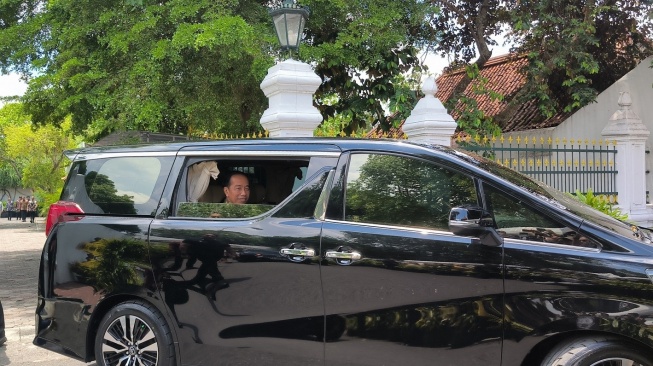 Presiden Jokowi meninggalkan Keraton Kilen usai bertemu Sri Sultan HB X, Minggu (28/1/2024). [Kontributor Suarajogja.id/Putu Ayu Palupi] 