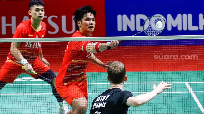 Pebulu tangkis Ganda Putra Indonesia Leo Rolly Carnando dan Daniel Marthin saat bertanding melawan Ganda Putra Denmark Kim Astrup dan Anders Skaarup Rasmussen pada pertandingan final turnamen Indonesia Masters 2024 di Istora Senayan, Jakarta, Minggu (28/1/2024). [Suara.com/Alfian Winanto]