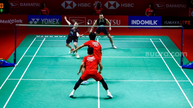 Pebulu tangkis Ganda Putra Indonesia Leo Rolly Carnando dan Daniel Marthin saat bertanding melawan Ganda Putra Denmark Kim Astrup dan Anders Skaarup Rasmussen pada pertandingan final turnamen Indonesia Masters 2024 di Istora Senayan, Jakarta, Minggu (28/1/2024). [Suara.com/Alfian Winanto]