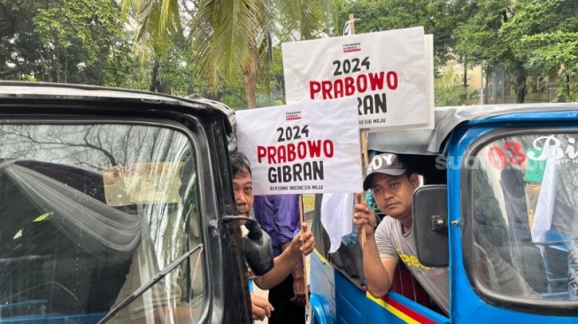 Para sopir bajaj yang tergabung dalam Relawan Arus Bawah saat mendeklarasikan dukungan ke Prabowo-Gibran di Kertanegara, Jaksel. (Suara.com/M Yasir)