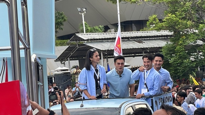 A number of celebrities, Baim Wong and his wife, Paula Verhoeven, Tara Budiman, and Chand Kelvin took part in the Prabowo-Gibran grand campaign in Semarang, Central Java, Sunday (28/1/2024).  (Suara.com/Novian)