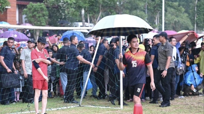 Jokowi Pamer Foto Jadi Kiper Main Bola di Jogja, Kaesang Bawa Payung ke Depan Gawang