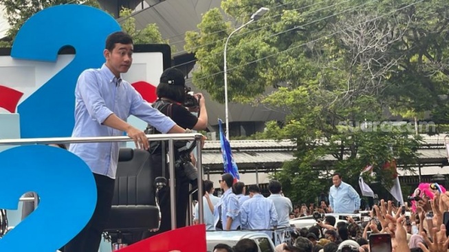 Cawapres nomor urut dua, Gibran Rakabuming Raka saat hadiri kampanye akbar di Semarang, Jawa Tengah. (Suara.com/Novian)