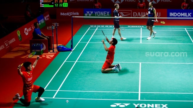 Pebulu tangkis Ganda Putra Indonesia Leo Rolly Carnando dan Daniel Marthin berselebrasi usai mengalahkan Ganda Putra Denmark Kim Astrup dan Anders Skaarup Rasmussen pada pertandingan final turnamen Indonesia Masters 2024 di Istora Senayan, Jakarta, Minggu (28/1/2024). [Suara.com/Alfian Winanto]