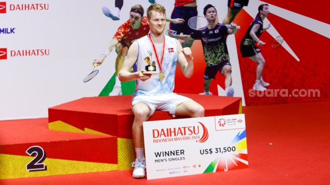 Pebulu tangkis Tunggal Putra Denmark Anders Antonsen menunjukan medalinya usai menjuarai turnamen Indonesia Masters 2024 di Istora Senayan, Jakarta, Minggu (28/1/2024). [Suara.com/Alfian Winanto]