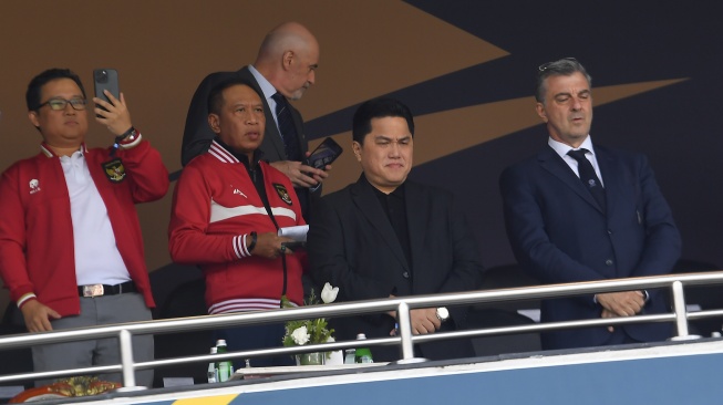 PSSI General Chair Erick Thohir (second right) together with PSSI Deputy General Chair Zainudin Amali (second left) watch the Indonesian National Team's match against the Australian National Team in the round of 16 of the 2023 Asian Cup at the Jassim Bin Hamad Stadium, Doha, Qatar, Sunday (28/1/ 2024).  BETWEEN PHOTOS/Yusran Uccang/nym.