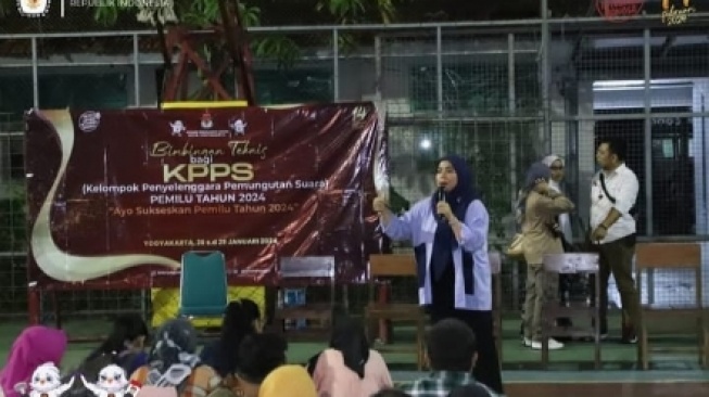 Anggota KPU Betty Epsilon Idroos saat monitoring Bimtek KPPS di Yogyakarta (Instagram/kpu_ri)