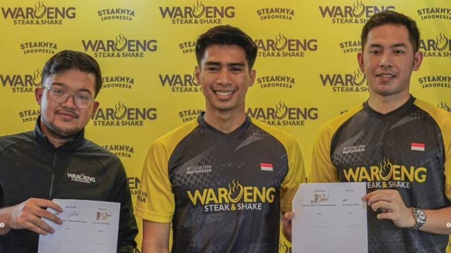 Pasangan ganda putra Indonesia, Sabar Karyaman Gutama/Moh Reza Pahlevi Isfahani mengesahkan kerjasama dengan sponsor Waroeng Steak & Shake pada Mingguan (28/1/2024). [Dok. Instagram/@waroengsteak]