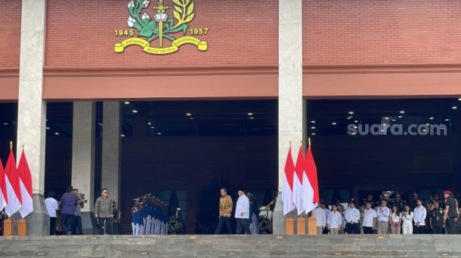 Presiden Joko Widodo atau Jokowi hadir bersama Menteri Pertahanan Prabowo Subianto di Akademi Militer Magelang, Jawa Tengah, Senin (1/2/2024), (Suara.com/Novian)