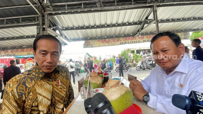 Presiden Joko Widodo atau Jokowi dan Menteri Pertahanan (Menhan) Prabowo Subianto makan bakso bareng di Bakso Pak Sholeh Bandongan, Jawa Tengah, Senin (29/1/2024). (Suara.com/Novian)