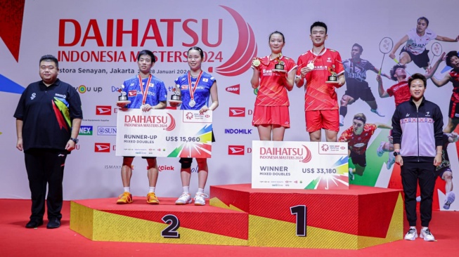 Daihatsu Indonesia Masters 2024 kategori Mixed Double atau ganda campuran tampak mantan pebulu tangkis ganda campuran, Butet Liliyana Natsir usai penyerahan piala  [PT Astra Daihatsu Motor].