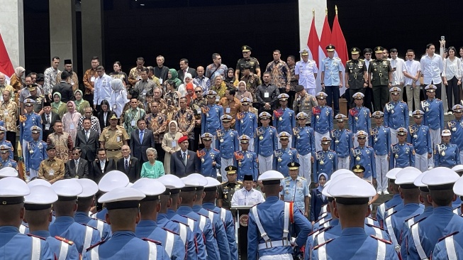 Menteri Pertahanan sekaligus capres nomor urut 2 Prabowo Subianto bersama Presiden Jokowi di Akmil Magelang, Jawa Tengah, Senin (29/1/2024). [Suara.com/Novian]