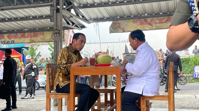 Presiden Joko Widodo alias Jokowi makan bakso bersatu Menteri Perlindungan sekaligus capres Prabowo Subianto. Keduanya makan di dalam Bakso Pak Sholeh Bandongan, Jawa Tengah, Mulai Pekan (29/1/2024).