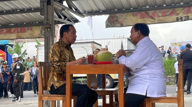 Presiden Joko Widodo alias Jokowi makan bakso bersama Menteri Pertahanan sekaligus capres Prabowo Subianto. Keduanya makan di Bakso Pak Sholeh Bandongan, Jawa Tengah, Senin (29/1/2024).