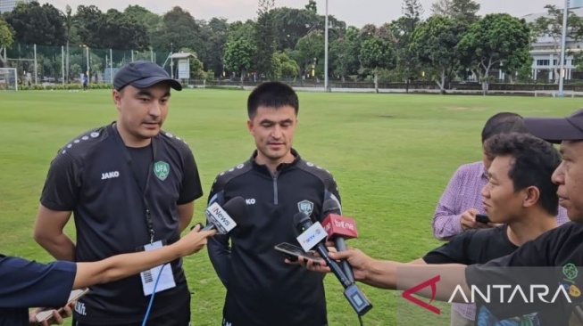 Pelatih timnas Uzbekistan U-20 Nishonov Farkhod menjawab pertanyaan para pewarta di Lapangan Latihan A, Komplek Gelora Bung Karno, Jakarta, Senin (29/1/2024). (ANTARA/RAUF ADIPATI)