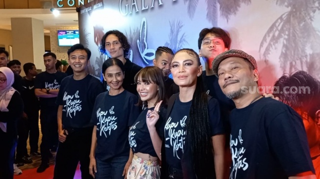 Amanda Manopo dan sederet pemain film Kupu-Kupu Kertas dalam jumpa pers di kawasan Kuningan, Jakarta Selatan, Senin (29/1/2024) [Suara.com/Tiara Rosana].