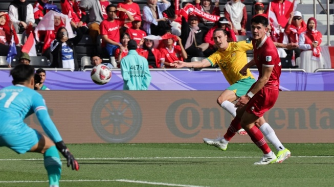 Gelandang Australia, Jackson Irvine melepaskan tembakkan yang menjadi gol setelah bola terbentur kaki bek Timnas Indonesia, Elkan Baggott dalam laga babak 16 besar Piala Asia 2023 di di Stadion Jassim bin Hamad di Doha pada 28 Januari 2024.Giuseppe CACACE / AFP.