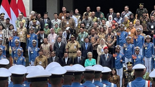 Presiden Joko Widodo atau Jokowi didampingi Menteri Pertahanan (Menhan) Prabowo Subianto dan sederet purnawirawan jenderal dalam peresmian Graha Utama di Akademi Militer Magelang, Jawa Tengah, Senin (29/1/2024). (Ist)