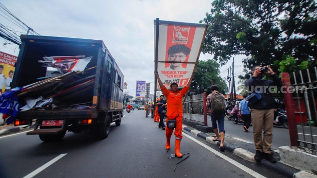 Ribuan Spanduk dan Poster Caleg di Kramat Jati Ditertibkan